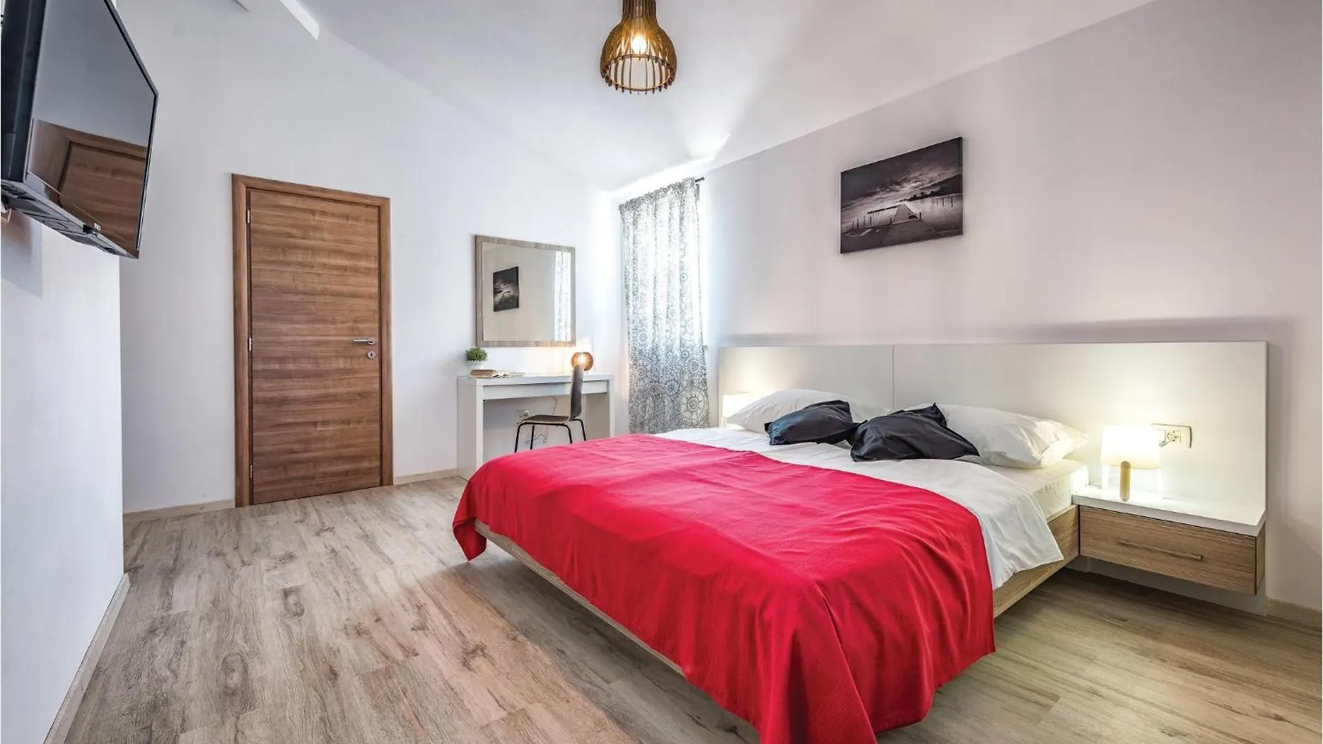 Beautiful Home In Kunj With Wifi 0*,