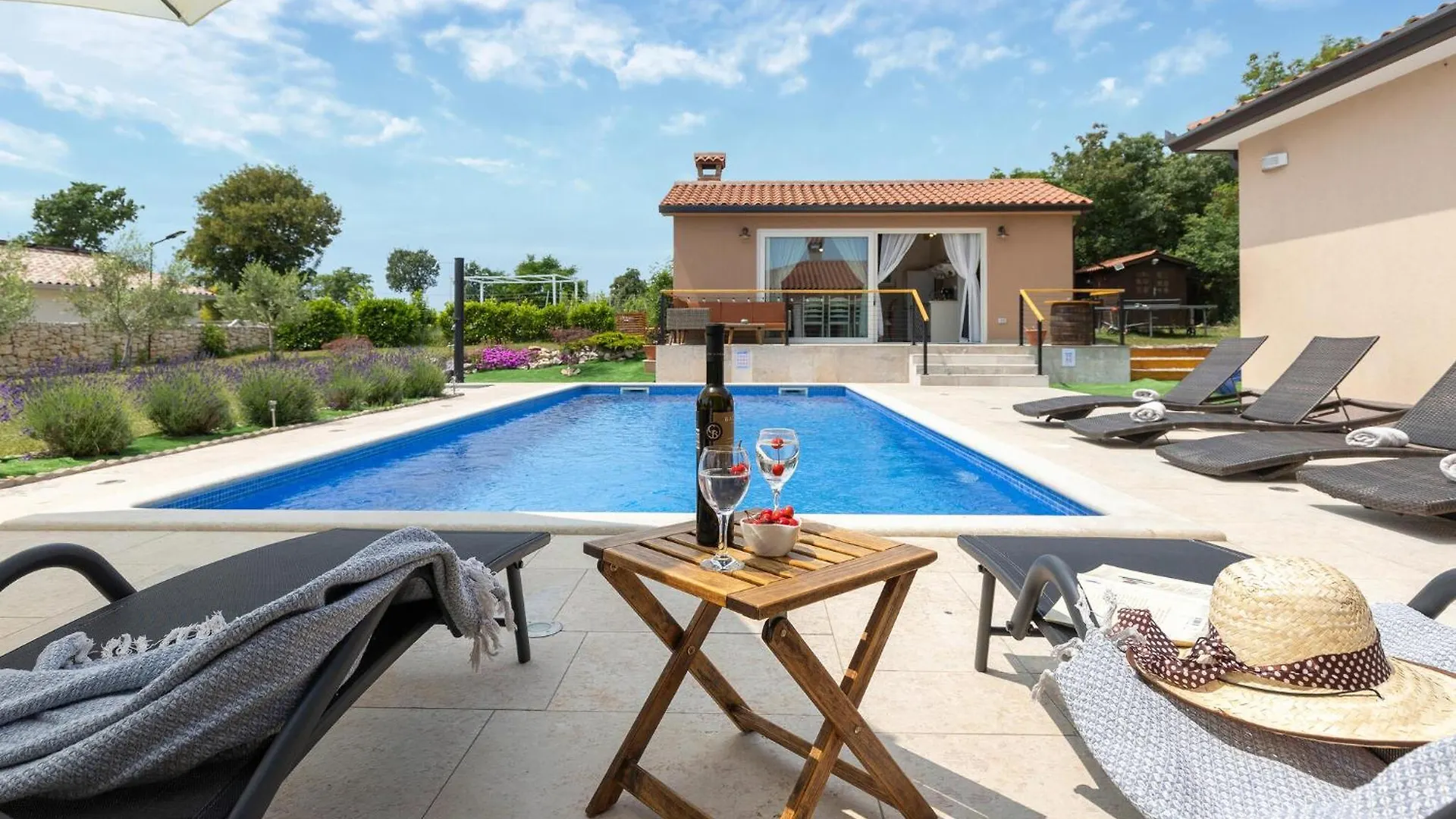 Beautiful Home In Kunj With Wifi Nyaraló